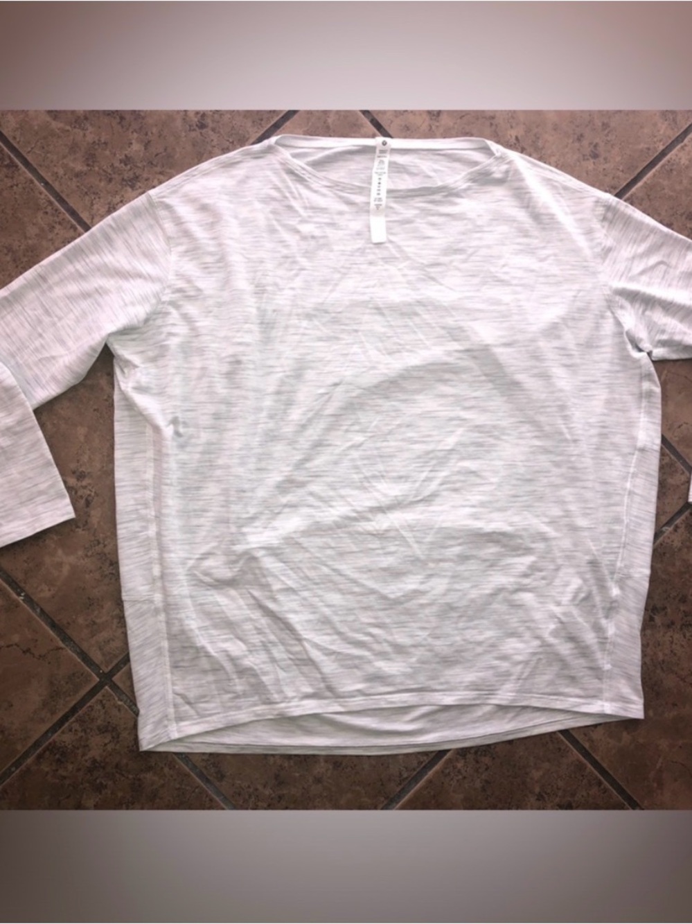 Lululemon🤍🩶”Back in Action” top in a  3 color space Dye ice Grey Alpine Pattern